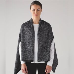 Lululemon Vinyasa Wrap Running Luon With Arm Holes Black & White